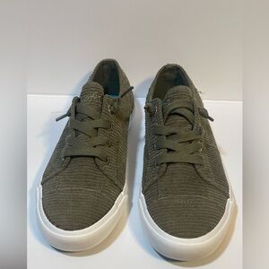 NWOT Blowfish Textured Olive Sneakers